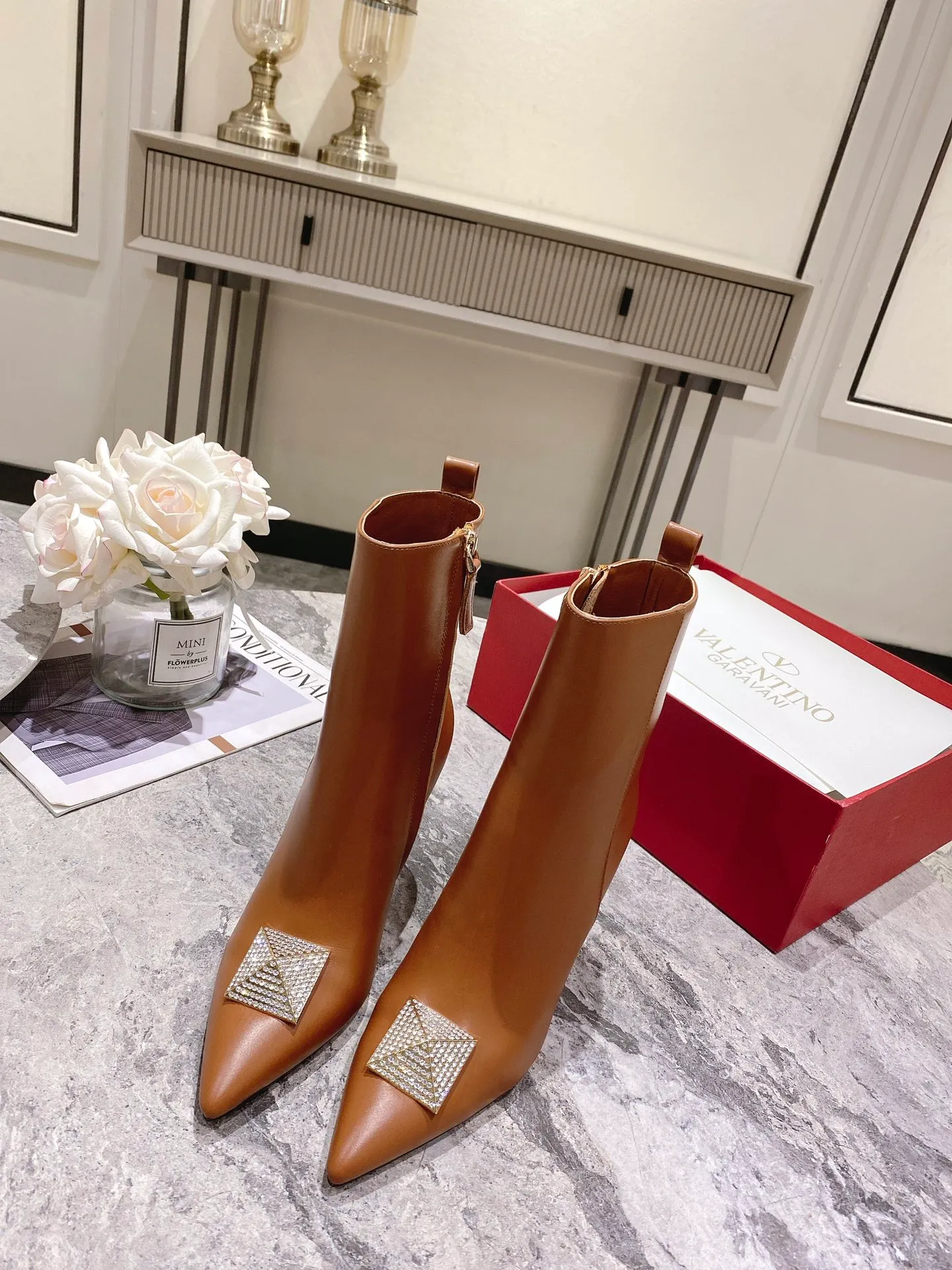 👟👟Ex-factory price 540👟👟 Genuine leather sole +40 [Valentino] Valentino autumn and winter fashion women's boots: comfortable and versatile, making your legs look longer! Fabric: Imported first-layer cowhide ⚡With inner zipper version ⚡The lining and feet are all high-end sheepskin! Outsole: There are two options: non-slip and wear-resistant rubber outsole and Italian leather outsole ~ equipped with Warren's [Pyramid] special buckle that will not rust. Number of yards: 35−41 (customized for sizes 34-42): rubber sole, - genuine leather sole +40